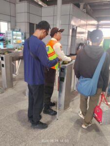 ilustrasi-suasana-stasiun-dengan-menampilkan-petugas-KAI-membantu-penumpang-tunanetra-768x1020